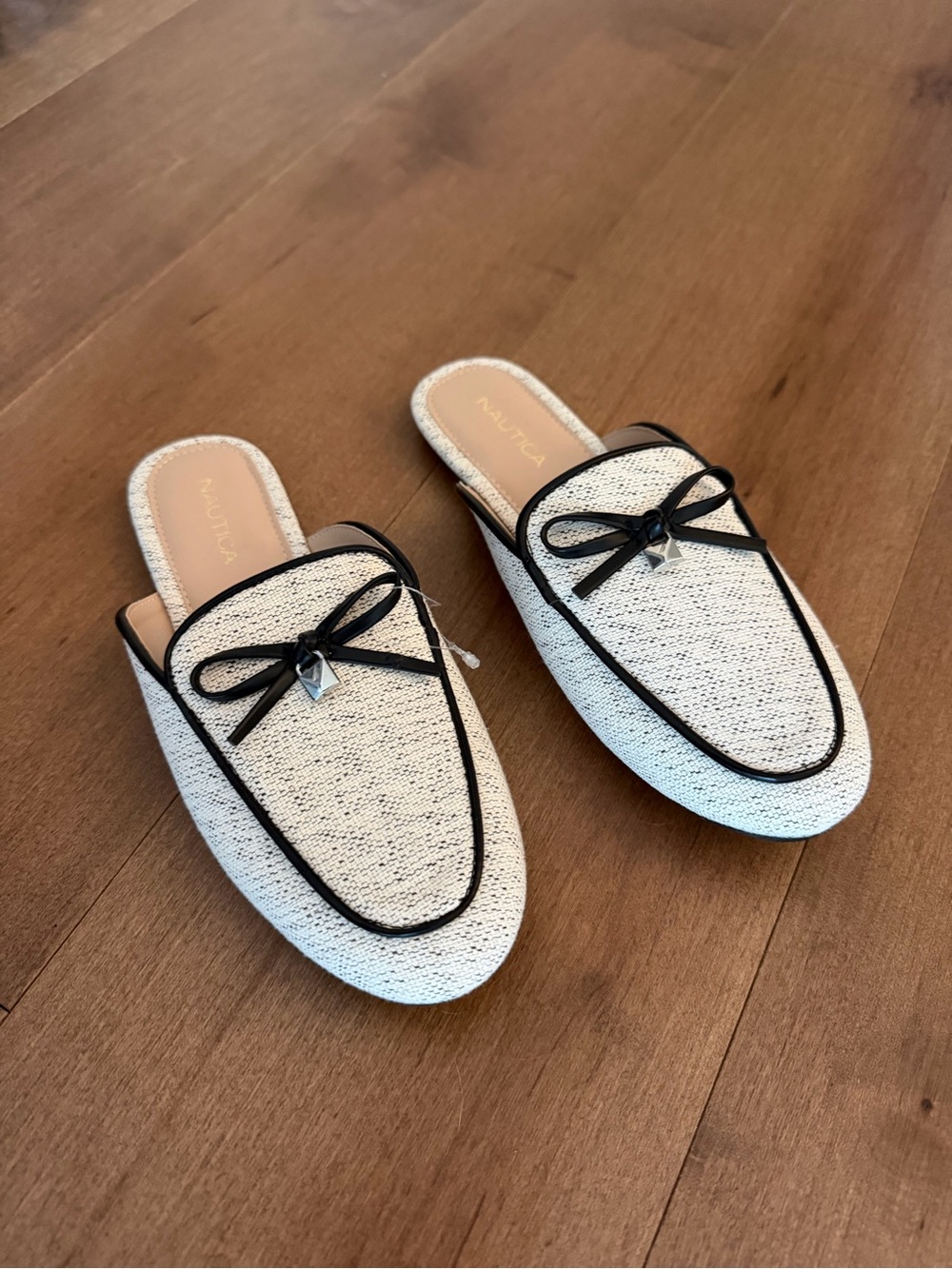 Nautica White Textured Slip-On Mules with Black Trim and Bow